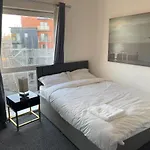 Impeccable 2-Bed Apartment In Salford
