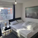Impeccable 2-Bed Apartment In Salford